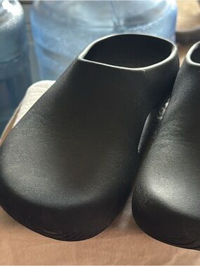 CROCS Classic Black Slip-On Clogs